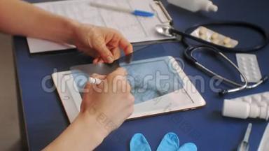 医生`的桌子，蓝色背景的俯视图，医学概念
