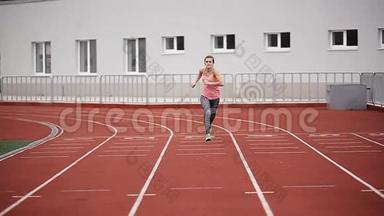 田径运动员女子在体育场跑步前热身