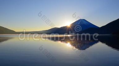 山 富士山和日出来自日本莫托苏湖的全景