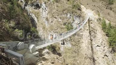 游客与<strong>导游</strong>在喜马拉雅山，尼泊尔悬索桥。