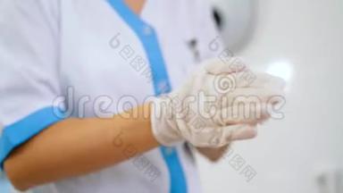 医用手套。 医务人员用消毒液擦拭橡胶手套..