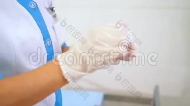 女医生戴上白色橡胶手套。 很大的尺寸。