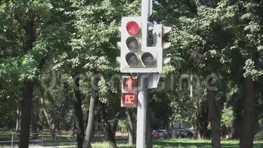 行人的红绿灯从红色信号切换到绿色。