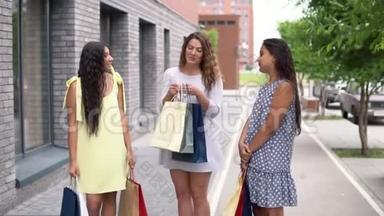 三个女朋友在购物后讨论购物。 慢动作。 高清高清