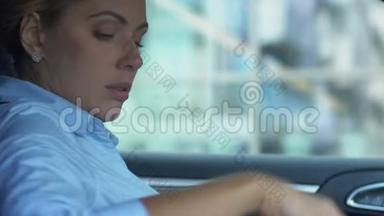 劳累的女人坐在汽车里，劳累了一天，劳累过度