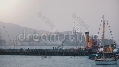背景拍摄著名的恶魔岛和旧金山的前监狱，美丽的夏季游轮和码头。