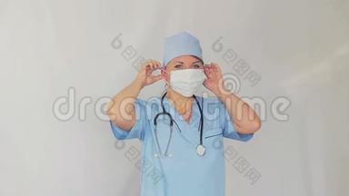 一位女医生给自己包扎一条纱布，然后向左离开。