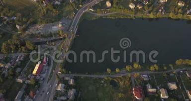空中拍摄：乡镇4k4096x2160像素的美丽公寓综合体