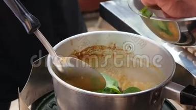 一步一步煮汤山药汤。 麻辣辣椒和草药加入到沸腾的汤中.. 泰国菜。 特写镜头。 4k