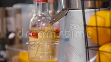 <strong>榨汁机</strong>装置是在厨房里制作鲜橙汁