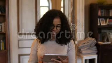 4k咖啡屋使用数码平板电脑的非裔美国黑人年轻女子