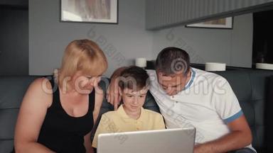 幸福的家庭坐在沙发上和亲戚在网上聊天。 <strong>为人民</strong>服务的现代技术