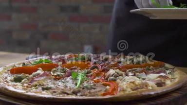 食品装饰理念。 厨师在意大利披萨店用新鲜的草药装饰烤披萨。 过程准备