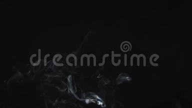 一条薄薄的烟雾从屏幕上升起，在黑色背景上背光拍摄。