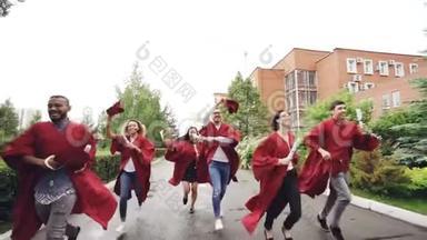 快乐的毕业生们慢悠悠地<strong>奔跑</strong>着，拿着毕业证书，挥舞着享受<strong>自由</strong>的迫击炮。 高等教育