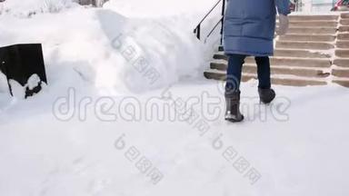 特写女人`她的腿在雪梯<strong>上上</strong>升，楼梯。 白天下雪时在城市的冬季公园