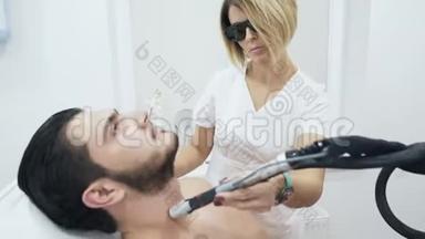 一位留着短发的金发美容师用一种现代的方法<strong>快速</strong>而无痛地进行<strong>激光</strong>脱毛。 病人确实