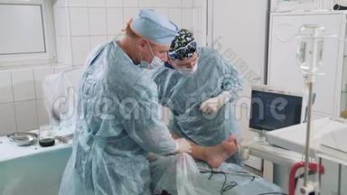 静脉学家做静脉手术。 静脉曲张患者前来手术.. 医生确实
