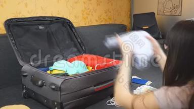 女人在她房间里的沙发上装着私人物品的手提箱。 女士准备好乘飞机<strong>去度假</strong>。 <strong>女孩</strong>