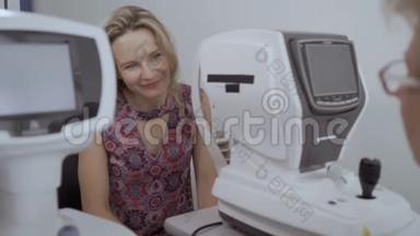 年轻女子在检查了现代设备的视力后听眼科医生讲课