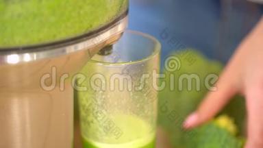 榨汁机制作绿色花椰菜蔬菜汁.. 将榨汁机和绿色果汁杯关闭，使其充满活力
