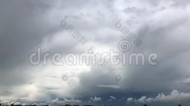 史诗般的阴郁风暴云在深蓝色的天空背景上快速移动。 4K