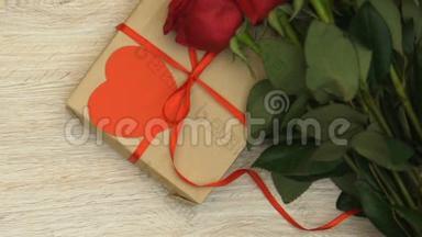 礼品盒，一束玫瑰和红包躺在桌子上，<strong>圣瓦伦丁节</strong>