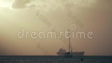帆船与货船在海上日落