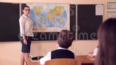 教师带领上地理课.