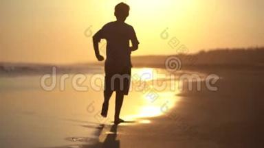 少年儿童在海滩上奔跑的剪影
