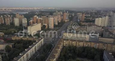 基辅市的鸟瞰图。 日落时分飞过现代建筑。 城市4k4096x2160像素