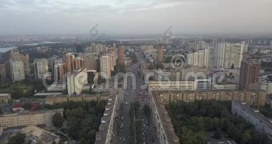空中观景。 城市交通道路的无人机镜头。 基辅市