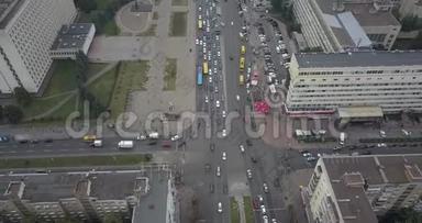 空中观景。 城市交通道路的无人机镜头。 基辅市