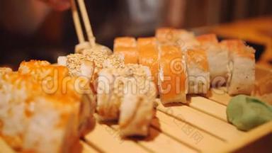<strong>日式料理</strong>餐厅提供卷和生姜、三文鱼寿司和生姜、筷子寿司