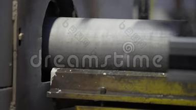 铝挤压生产线工厂。 生产复杂的轻质挤压铝金属型材
