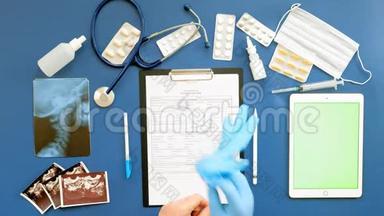 医生`的桌子，蓝色背景的俯视图，医学概念