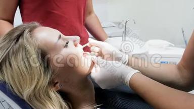 牙科医生用<strong>棉签</strong>从病人牙齿上取下口红`特写镜头