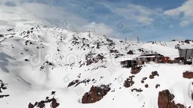 <strong>冬季</strong>在埃尔布鲁斯<strong>度假胜地</strong>高高加索山区的滑雪缆车空中观景台