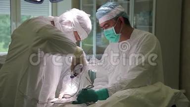 两名医生穿着防护服进行手术，使用消毒设备