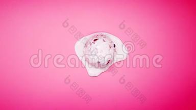 粉红色背景下栗子和红豆冰淇淋球的融化时间