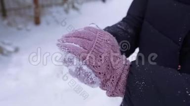 冬天的女人编织手套做雪<strong>球</strong>，扔雪<strong>球</strong>，冬天的衣服，慢动作的雪，冬天的游戏和乐趣
