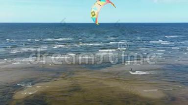 空中射击的风筝板和风筝冲浪者的波罗的海拉脱维亚航空无人机顶视图4k。