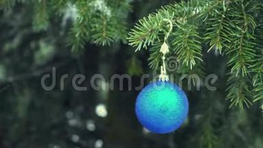 雪杉树上挂着蓝色的圣诞<strong>彩铃</strong>