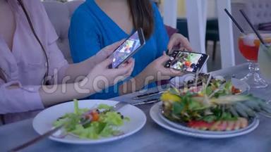 智能手机上的美食照片，博客写手们在早午餐期间用手机拍照