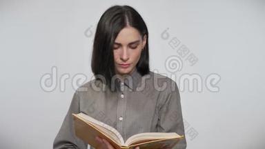 年轻漂亮的女人，留着棕色短发，看书，集中，白色背景