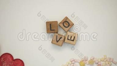 木块上的爱情词，家庭传统和<strong>价值观</strong>，浪漫关系
