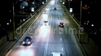 有大灯的汽车在高速公路上行驶，在夜间过桥. 俯视交通