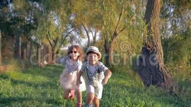 秋天的散步，快乐的孩子们一起跑，手牵着相机在农村