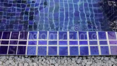 蓝色粘土方形瓷砖<strong>简易</strong>游泳池的边界