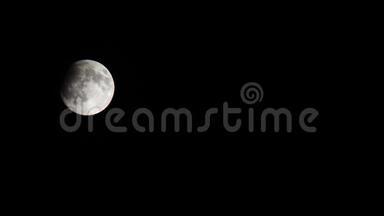 黑黑天空的满月。 北半球，二月。 满月从障碍和前进后面出来